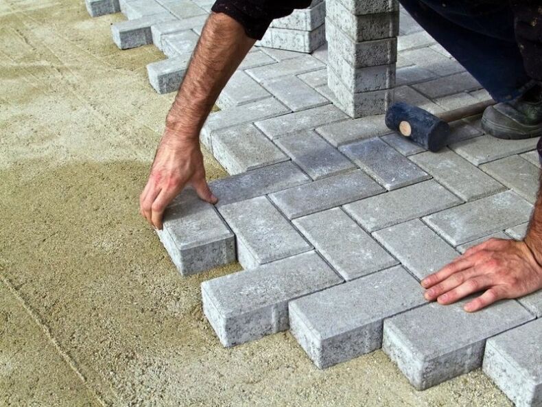 Пошаговая укладка тротуарной плитки своими руками: инструкция, схемы раскладки и фото