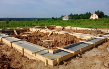 Как выбрать ленточный фундамент для дома: расчёт, грунт, инструкция