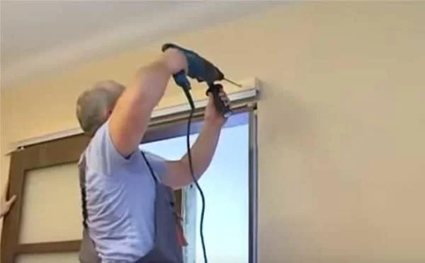 Отверстия под крепеж переносятся на стену.