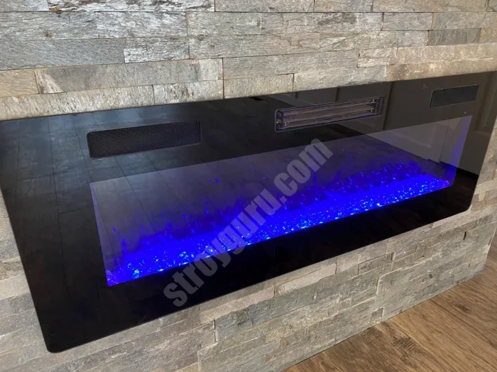 Камин в кухне-столовой, ставший центральной точкой построения интерьера.