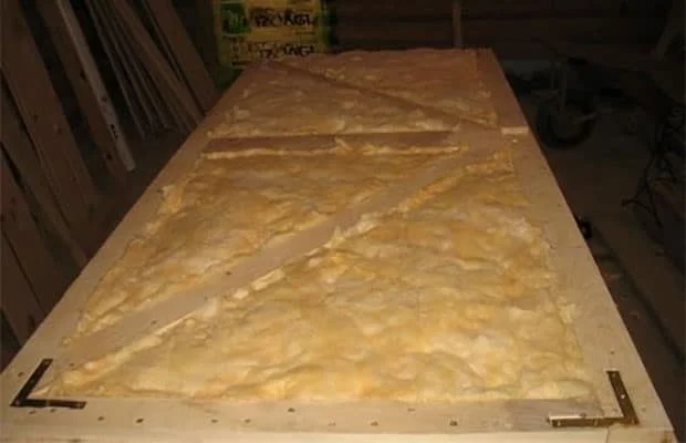 Утепление неразборной металлической двери.