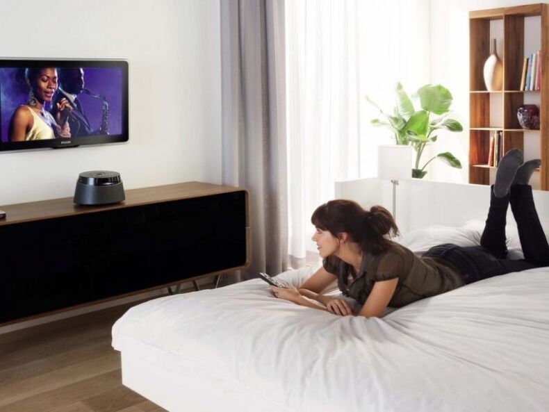 На какой высоте вешать телевизор в спальне: расчет и правила размещения