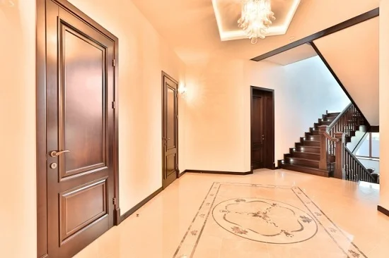 Белые напольные и потолочные плинтусы: как выбрать и гармонично вписать в дизайн